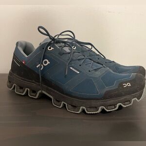 ON Cloud waterproof hiking/ Running shoes.